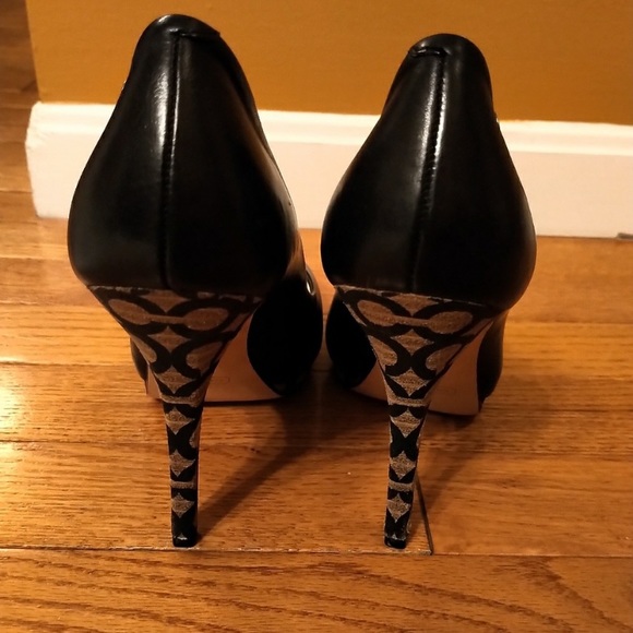 COACH Alexa Nappa Leather Signature Heels! 👠 ❤️ - Picture 5 of 6